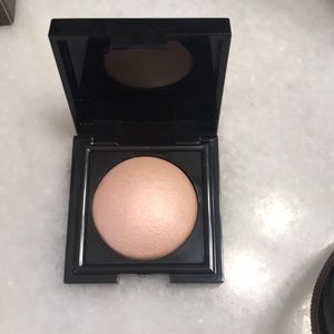 Laura Mercier Matte Radiance bakes powder